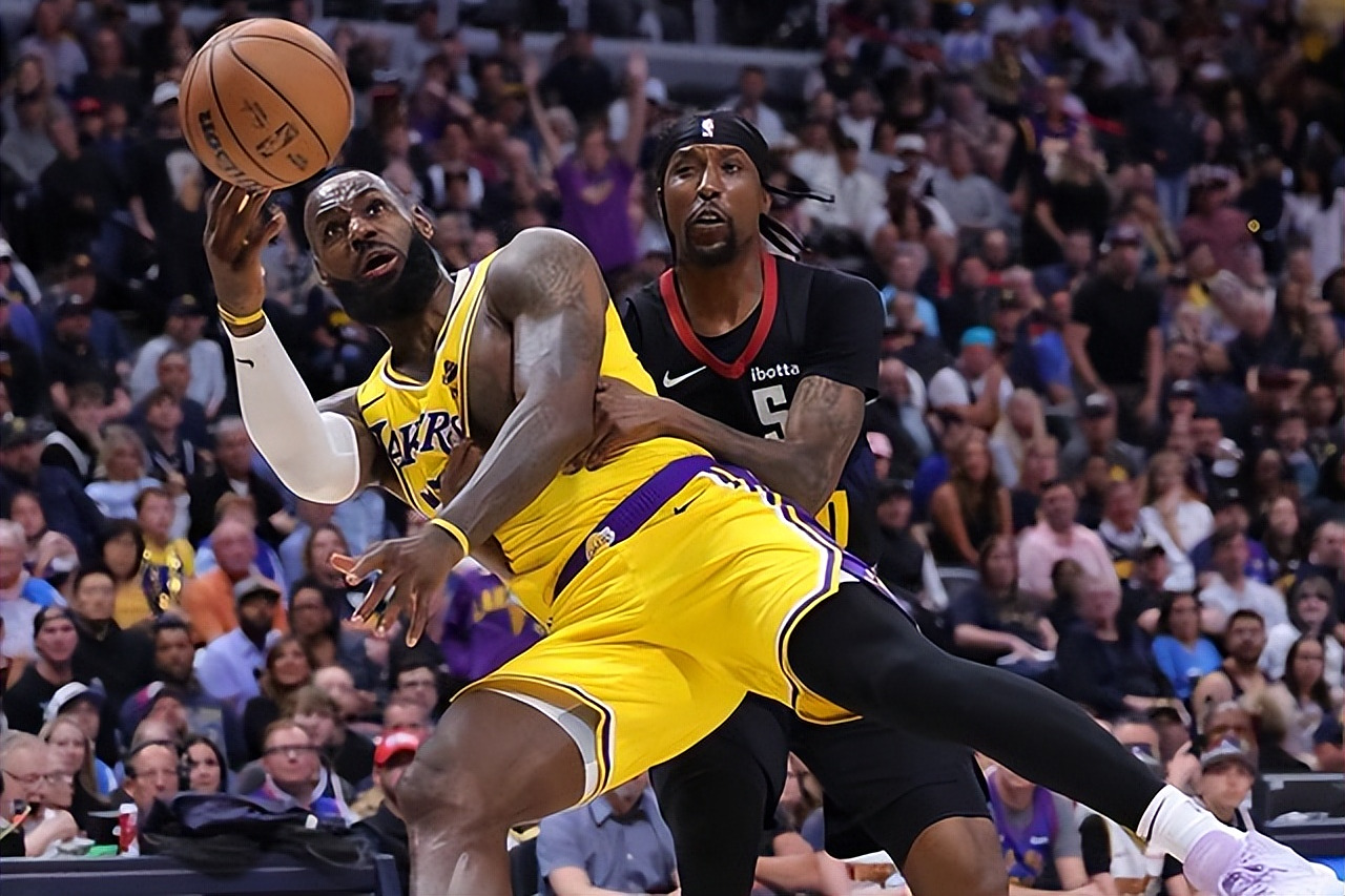 晋级下一阶段首场状态出色，湖人观众沸腾！，莱万多夫斯基重返赛场全场沸腾不已的简单介绍爱游戏APP